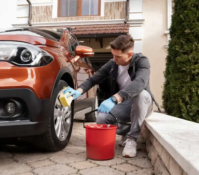 Lavage auto à domicile Cerisy : professionnel intervenant sur un véhicule